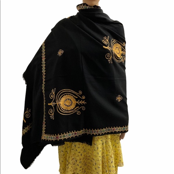 VINTAGE oversized embroidered scarf/wrap - Picture 2 of 9